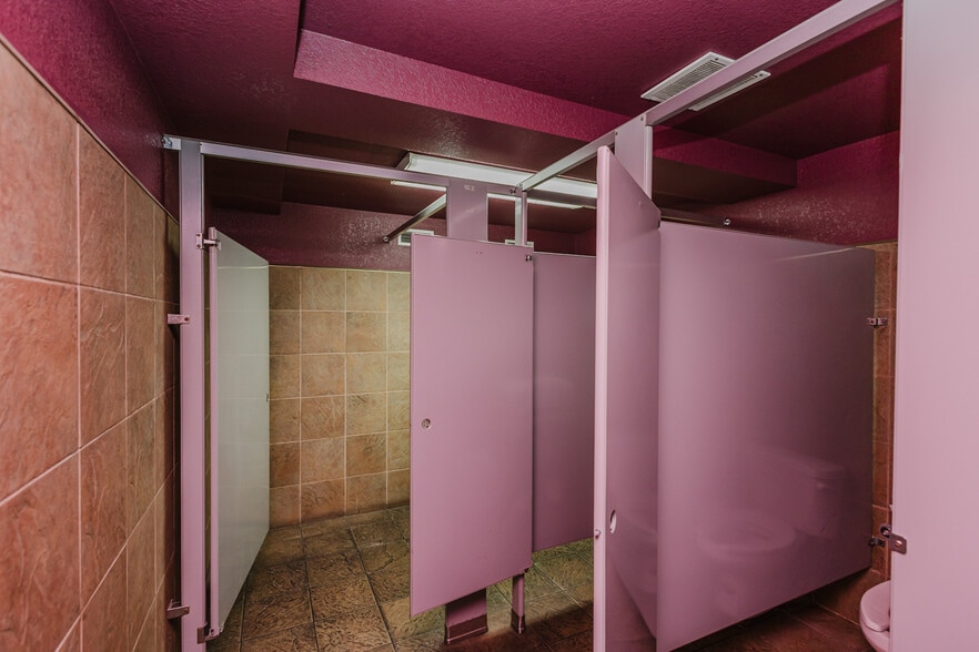 More Photos Of 830 N Kansas Ave, Topeka Bar For Sale