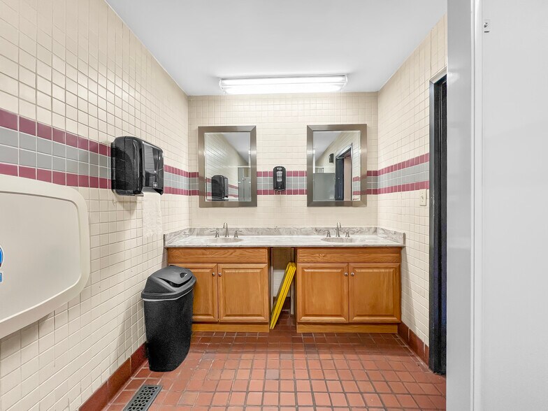 More Photos Of 15371 Highway 13 S, Hurricane Mills Restaurant For Lease