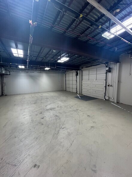 More Photos Of 3605 Kim Dr, Irving Distribution For Lease