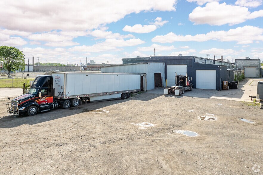 More Photos Of 200 9th St, Green Bay Warehouse For Lease