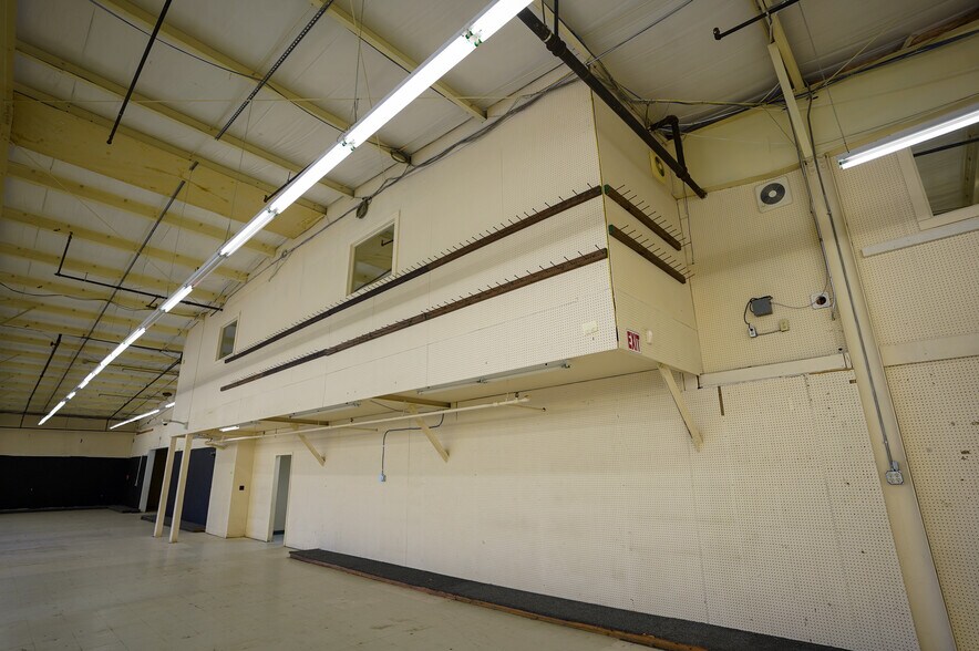 More Photos Of 6225 S 6th St, Klamath Falls Showroom For Sale