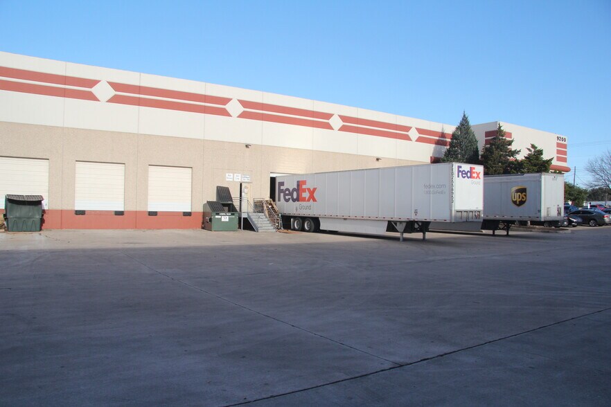 More Photos Of 9200 Waterford Centre Blvd, Austin Distribution For Lease