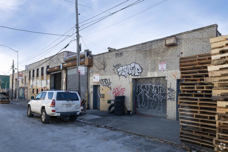 More Photos Of 372 Ten Eyck St, Brooklyn Warehouse For Lease