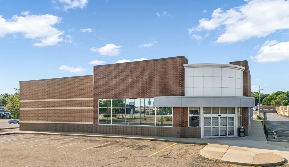 More Photos Of 2229 E State St, Salem Drugstore For Sale