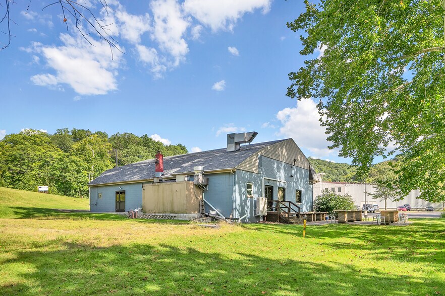 More Photos Of 715 Craigdell Rd, New Kensington Bar For Sale