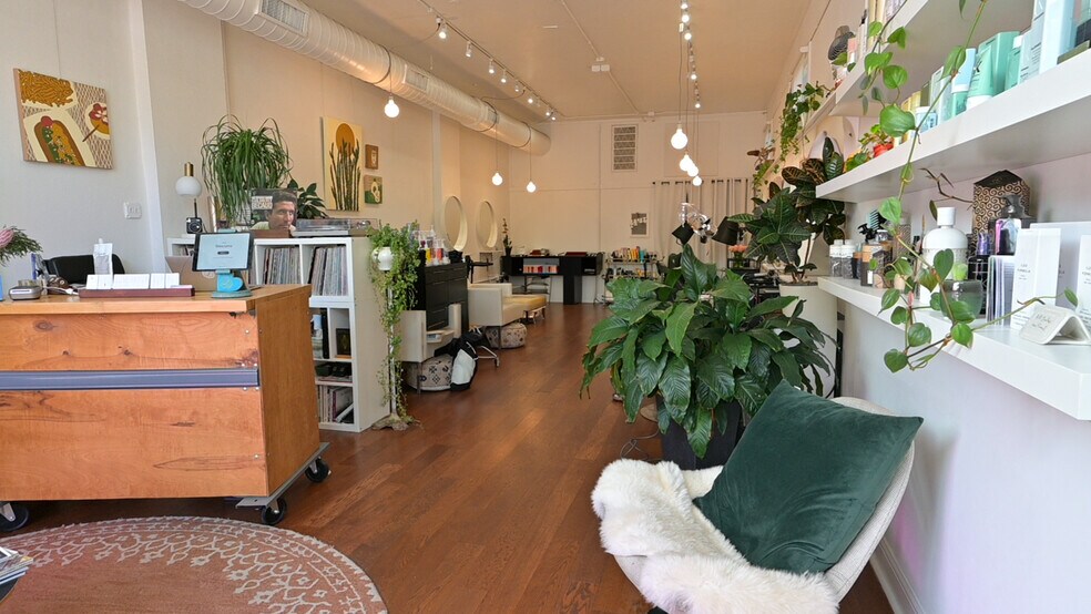 More Photos Of 911 E Cesar Chavez St, Austin Storefront For Lease