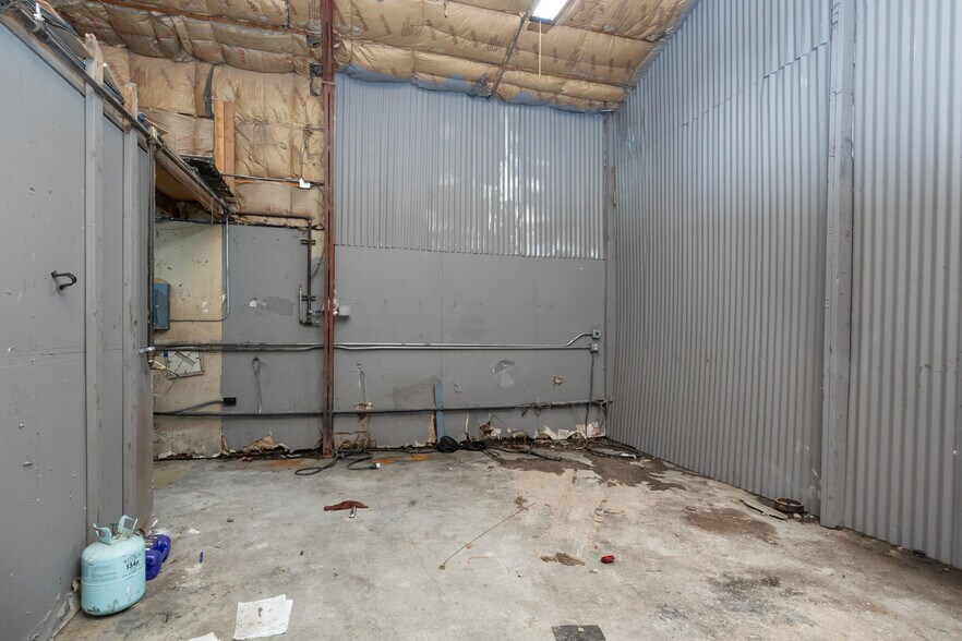 More Photos Of 1120 Chestnut St, Carlin Light Distribution For Sale