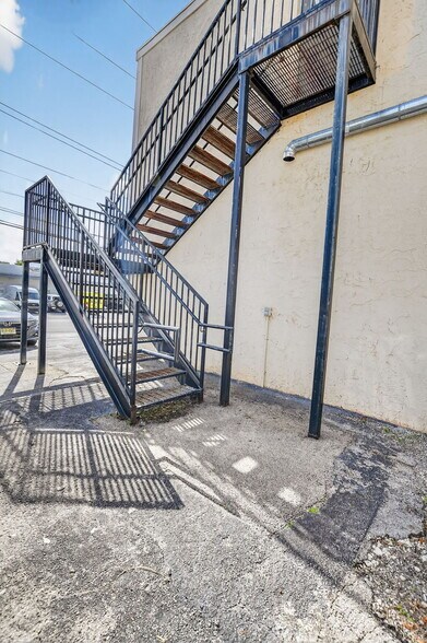 More Photos Of 13 SW 10th St, Deerfield Beach Flex For Lease
