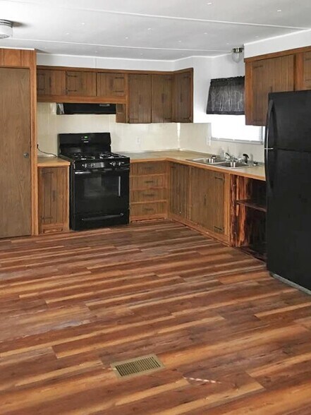 More Photos Of 910 Memorial Dr, Cortez Manufactured Housing Mobile Home Park For Sale