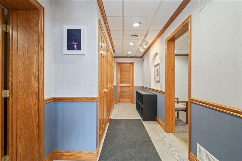 More Photos Of 114 Oil Ln, Hunker Office For Lease