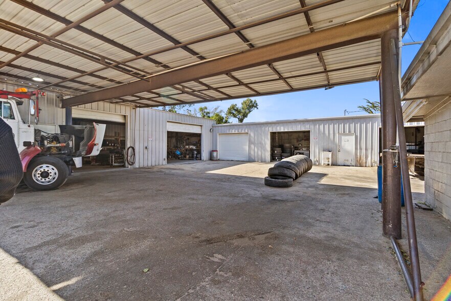 More Photos Of 611 TX-75, Willis General Retail For Sale