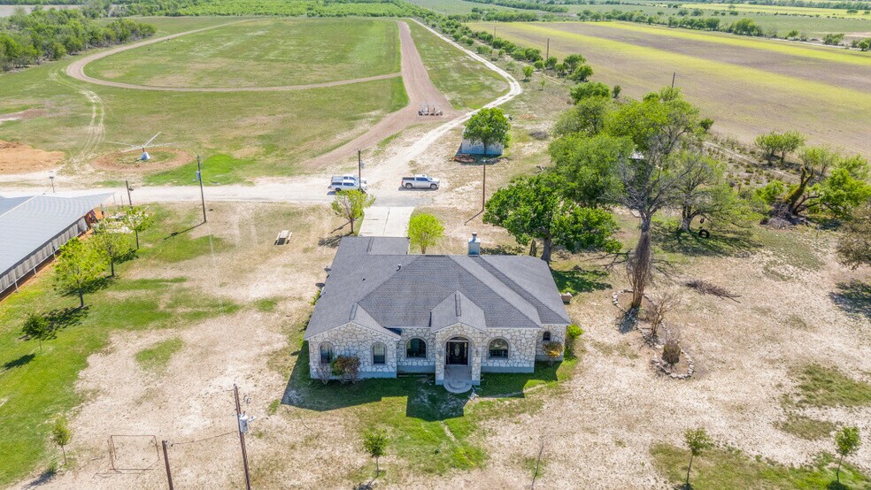 More Photos Of 10023 FM 1303, Floresville Horse Stables For Sale