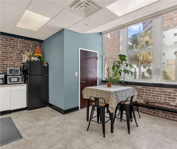 More Photos Of 25 Wall St, Orlando Bar For Lease