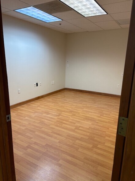 More Photos Of 2201-2225 N Commerce Pky, Weston Unknown For Lease