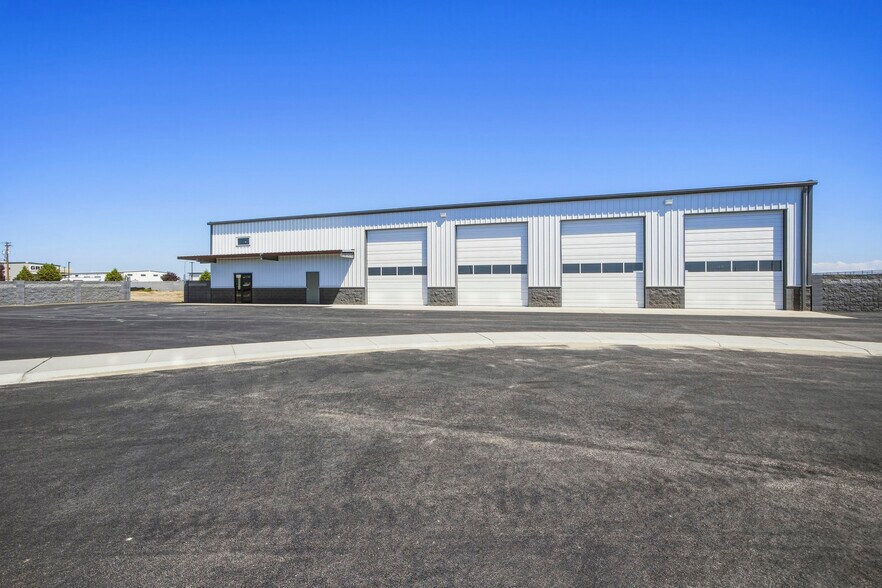 More Photos Of 1342 E Saint Helens St, Pasco Light Distribution For Lease