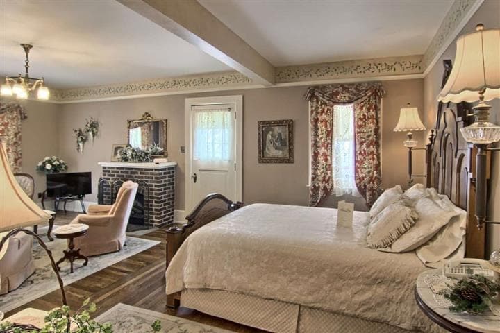 More Photos Of 230 Wellington St, Traverse City Hospitality For Sale