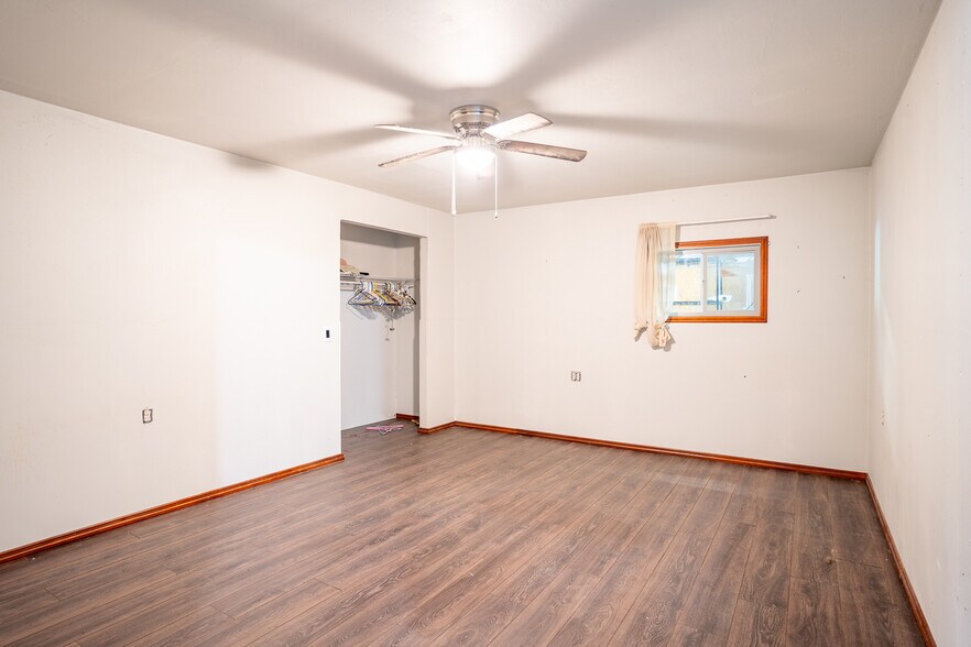 More Photos Of 220 Davenport Blvd, Davenport General Retail For Sale