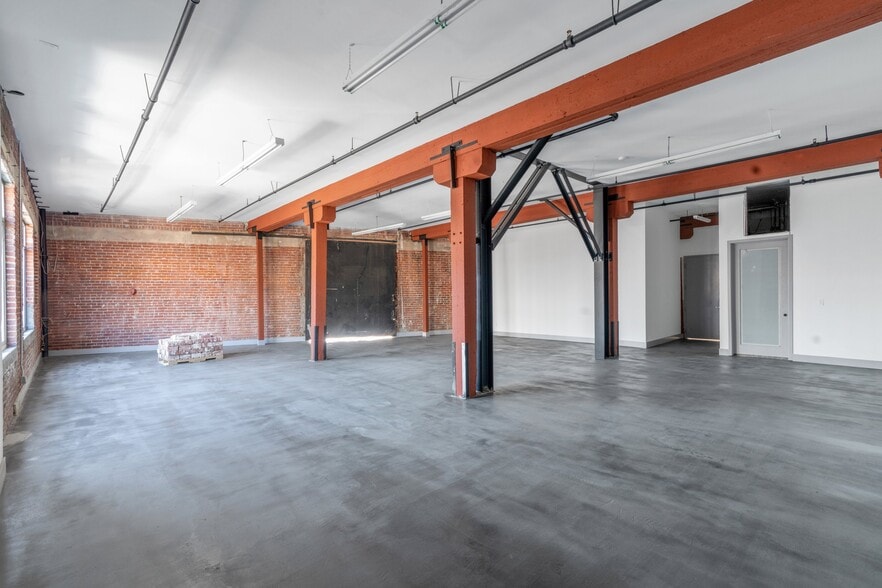 More Photos Of 2079 E 15th St, Los Angeles Flex For Lease