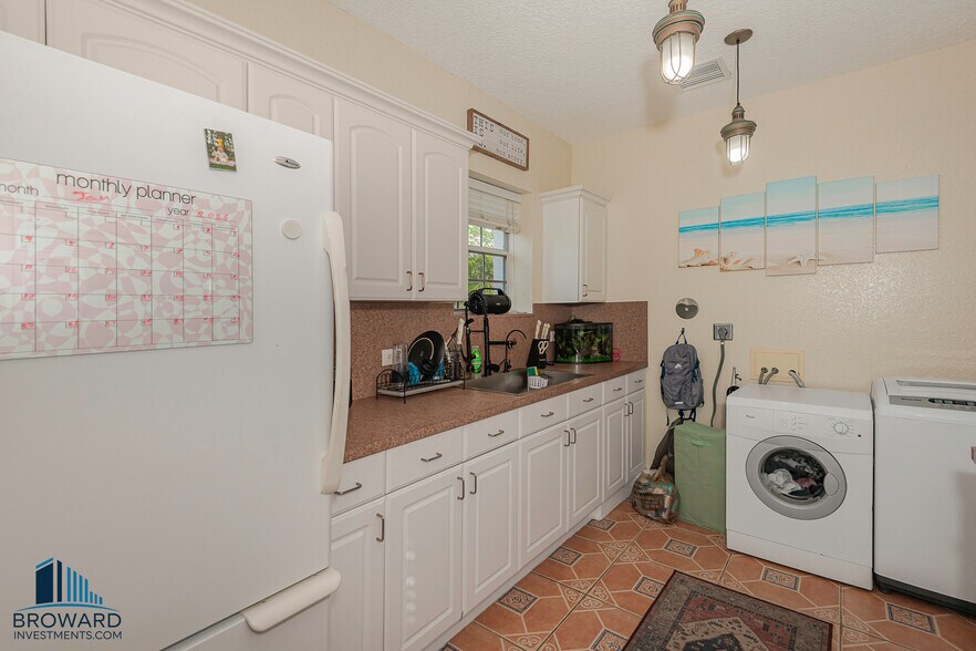 More Photos Of 330 SW 20th St, Fort Lauderdale Multifamily For Sale