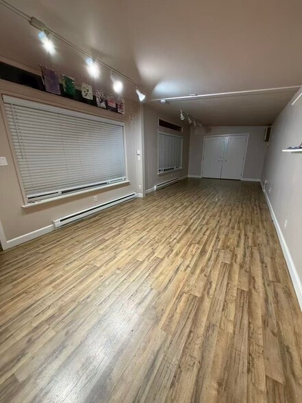 More Photos Of 1592 NW Maple St, Issaquah Showroom For Lease
