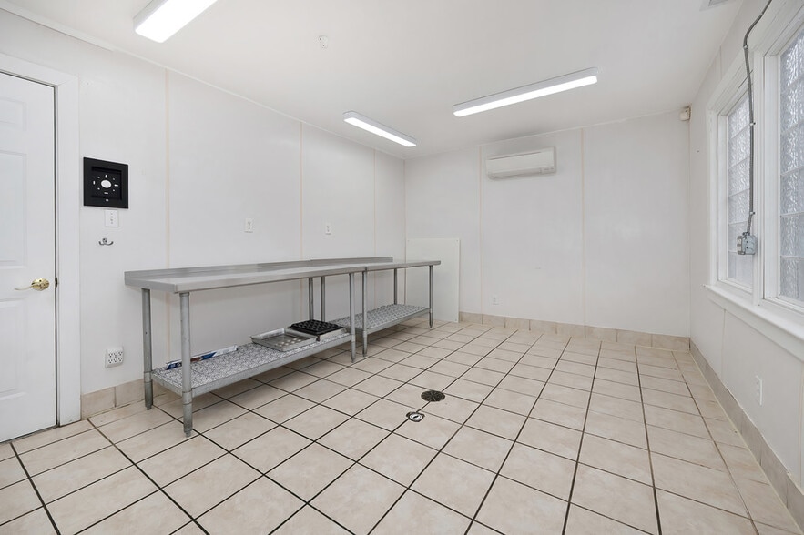 More Photos Of 1512 E Bayview Blvd, Norfolk Freestanding For Sale