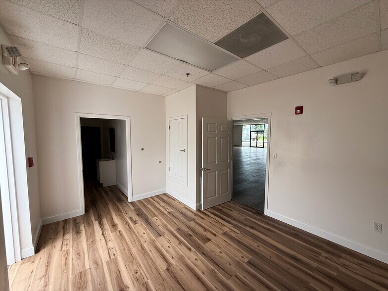 More Photos Of 275 W Airport Blvd, Pensacola Storefront Retail Office For Lease