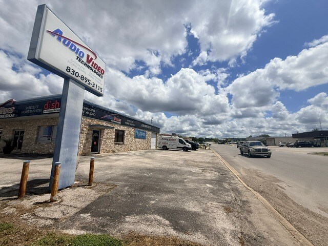 More Photos Of 1700 W Junction Hwy, Kerrville Freestanding For Lease