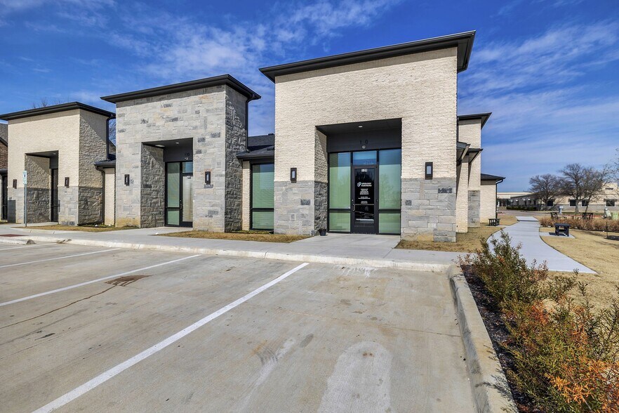 More Photos Of 1701 Fountainview Dr, Mansfield Office For Sale