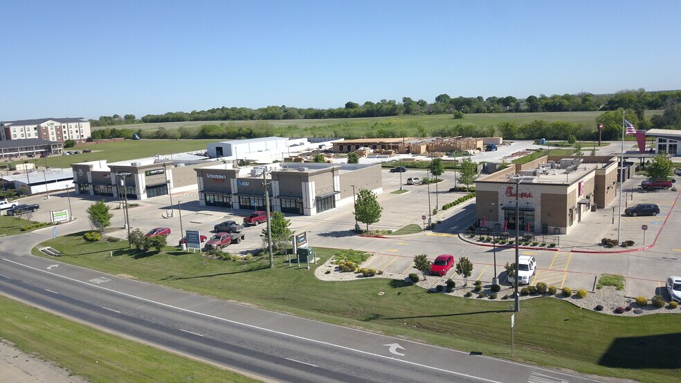 More Photos Of 402 N Interstate Highway 45, Ennis Storefront Retail Office For Lease