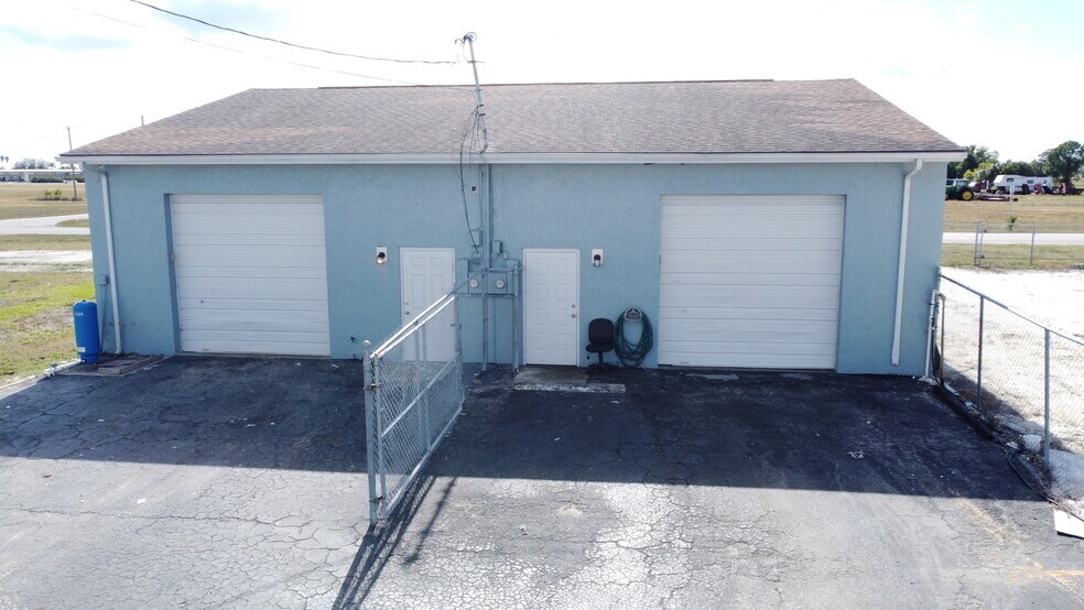 More Photos Of 931 NE 7th St, Cape Coral Warehouse For Sale