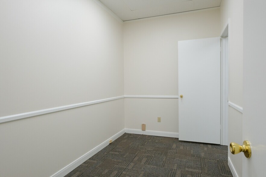 More Photos Of 110 Lincoln Ave, College Station Office For Sale