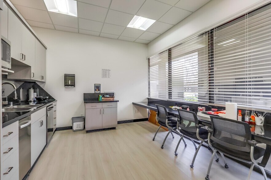 More Photos Of 5947-5951 Variel Ave, Woodland Hills Office For Sale