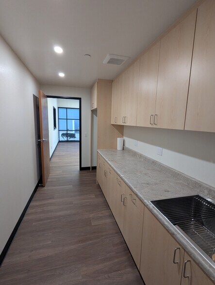 More Photos Of 10661 Pullman Ct, Rancho Cucamonga Warehouse For Lease