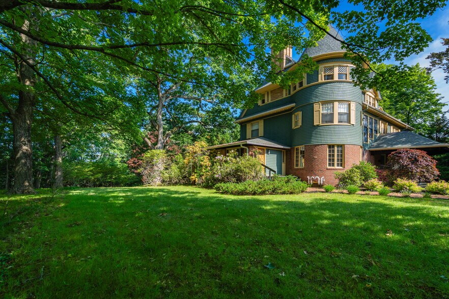 More Photos Of 379 Central St, Auburndale Office Residential For Sale