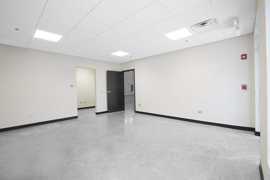 More Photos Of 2300 Wisconsin Ave, Downers Grove Warehouse For Lease