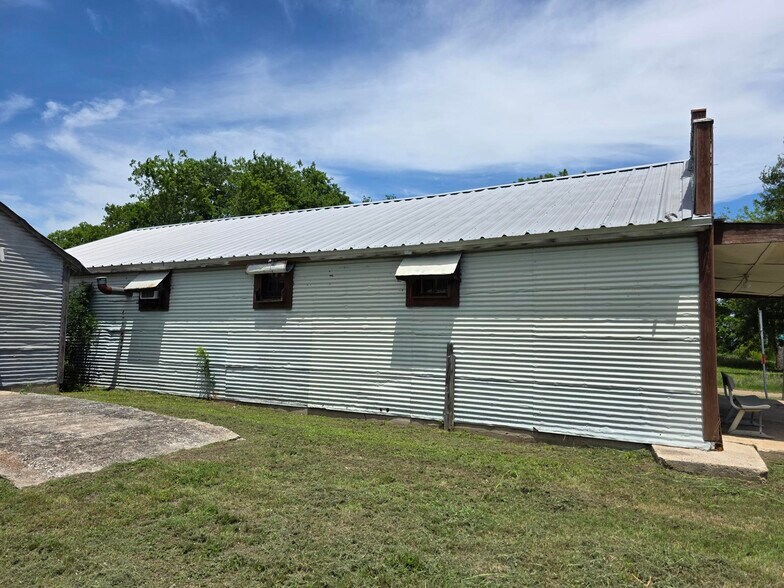 More Photos Of 110 County Road 421, Thorndale Freestanding For Sale