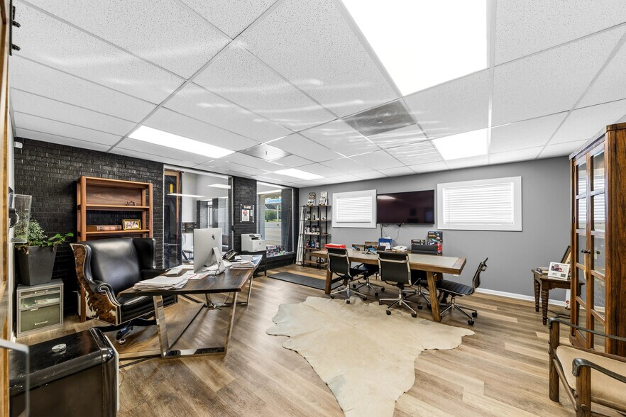 More Photos Of 308 W College St, Pulaski Flex For Sale