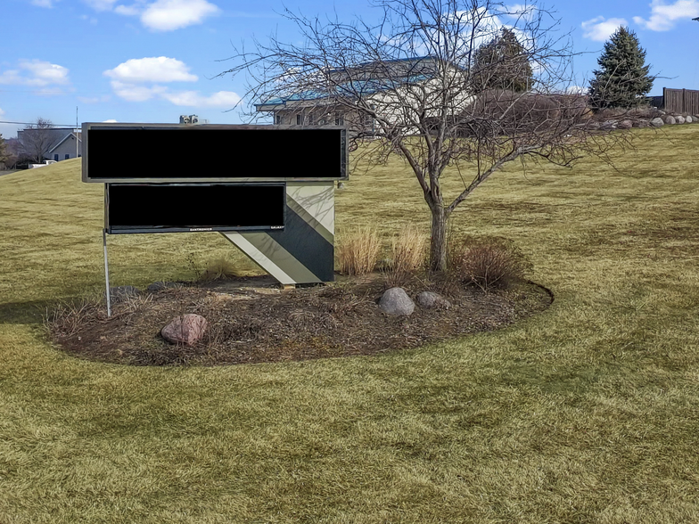 More Photos Of 2492 Crest Dr, Lake Geneva Office For Sale