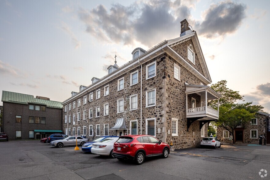 More Photos Of 32 Rue Saint-Charles, Longueuil Office For Lease