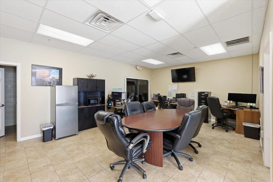 More Photos Of 1220 Biscayne Blvd, Deland Warehouse For Lease