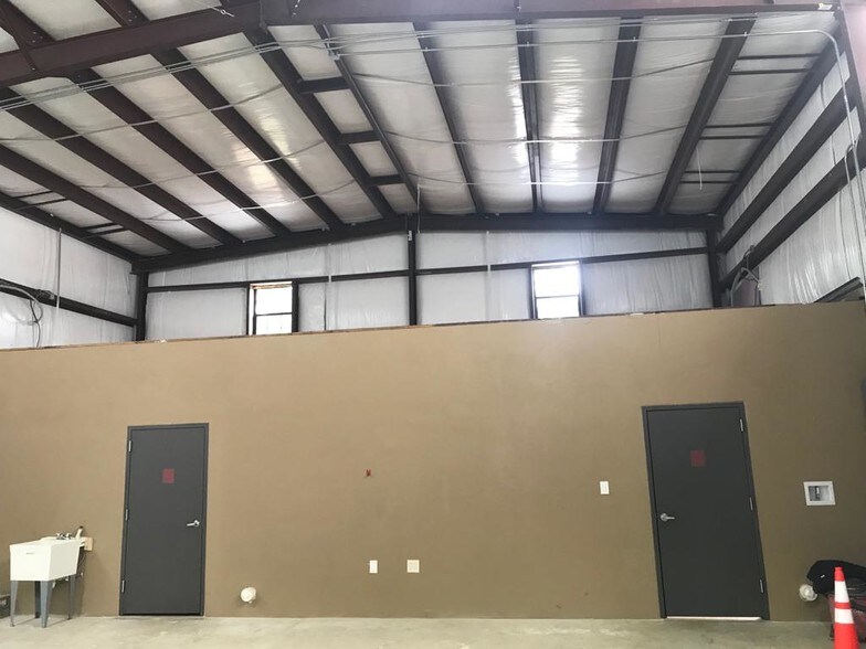 More Photos Of 1714 Airport Rd, Conroe Warehouse For Lease