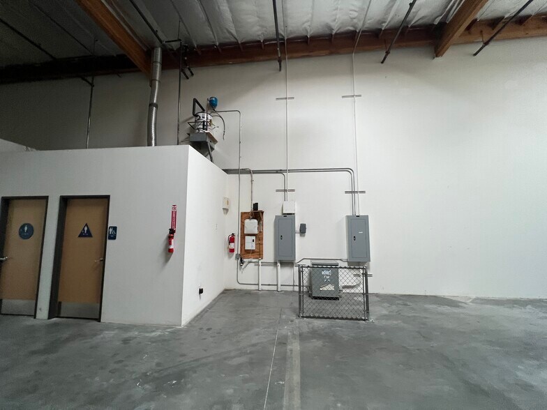 More Photos Of 5581 Daniels St, Chino Warehouse For Lease