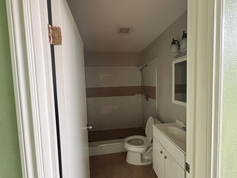 More Photos Of 5536-5542 Santa Monica Blvd, Los Angeles General Retail For Sale