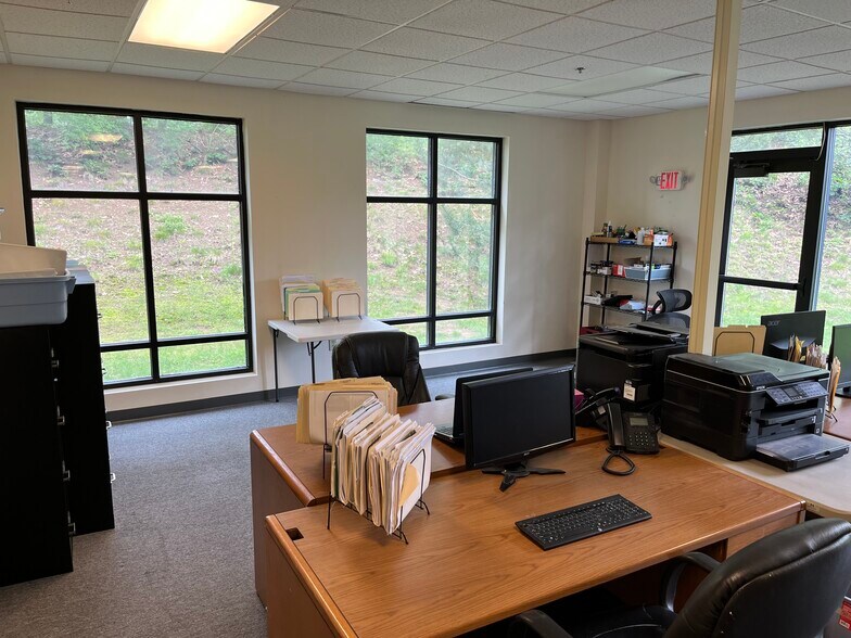 More Photos Of 51 Webb Pl, Dover Office For Sale