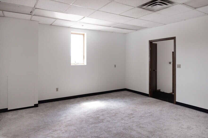 More Photos Of 321 NE Wilson St, Minneapolis Light Distribution For Lease