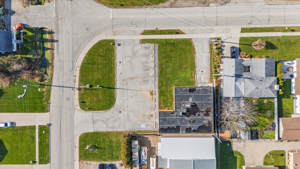 More Photos Of 398 King St W, Essex Freestanding For Lease