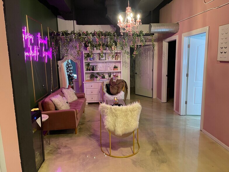 More Photos Of 928 W 38th Pl, Chicago Flex For Lease