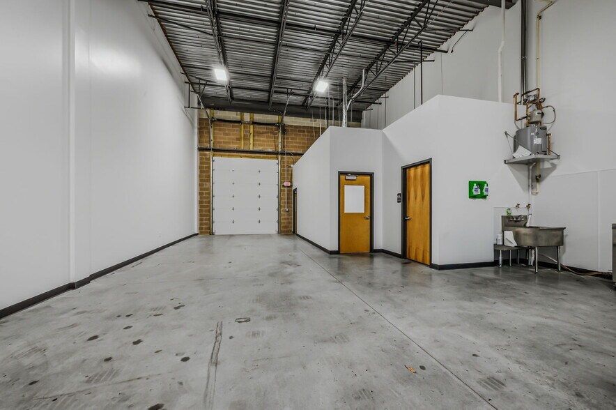 More Photos Of 410 Diamond State Blvd, Middletown Light Distribution For Lease