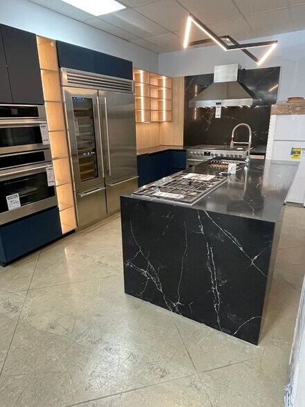 More Photos Of 3101 N 10th St, McAllen General Retail For Lease