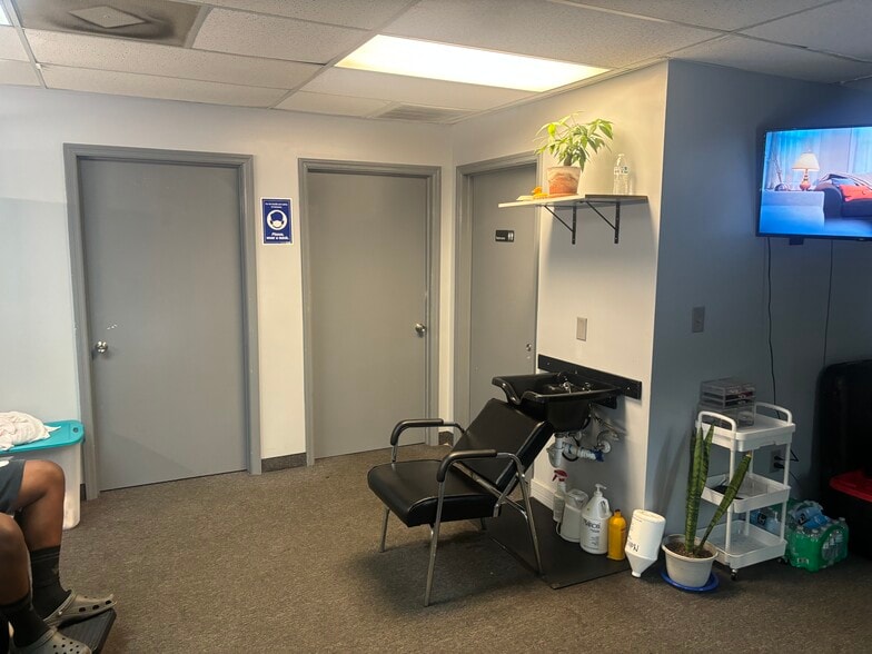 More Photos Of 120 Kaminer Way Pky, Columbia Light Distribution For Sale
